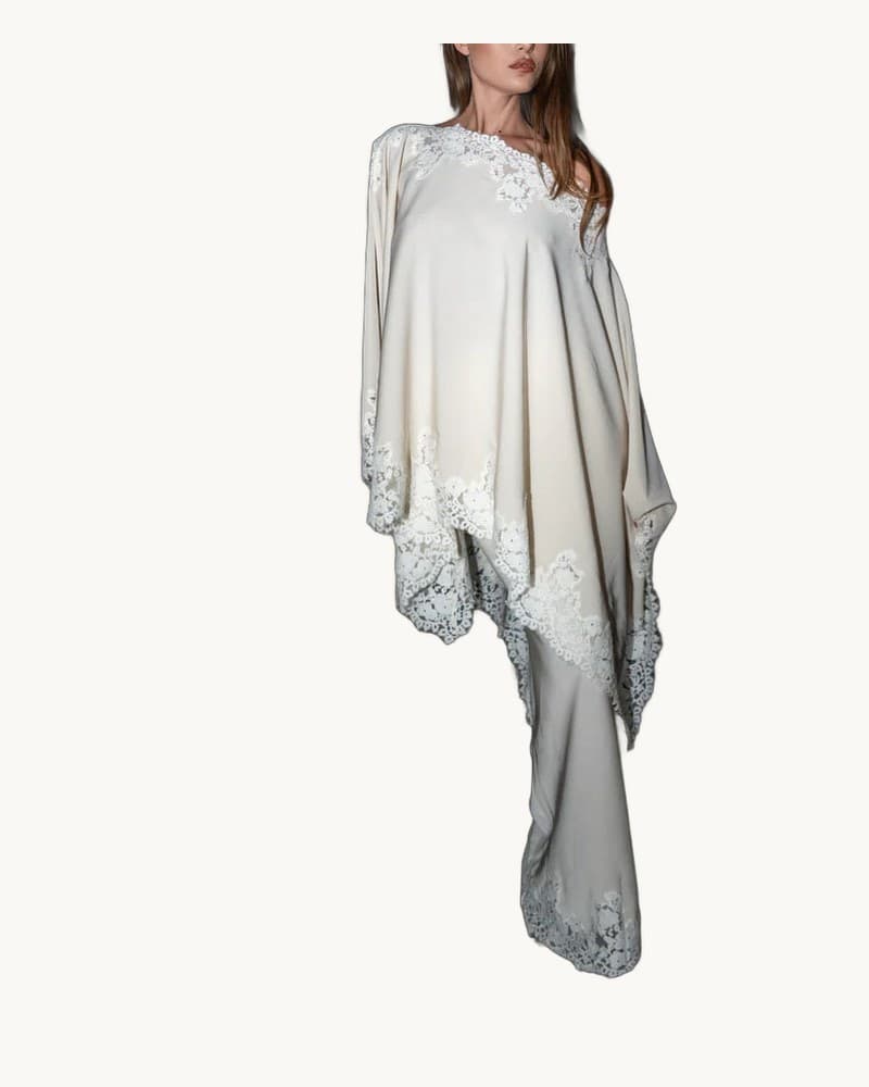 Elegant and Luxurious Lace-trimmed Shawl Dress 1