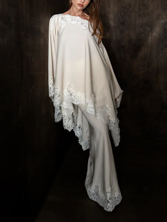 Elegant and Luxurious Lace-trimmed Shawl Dress 1