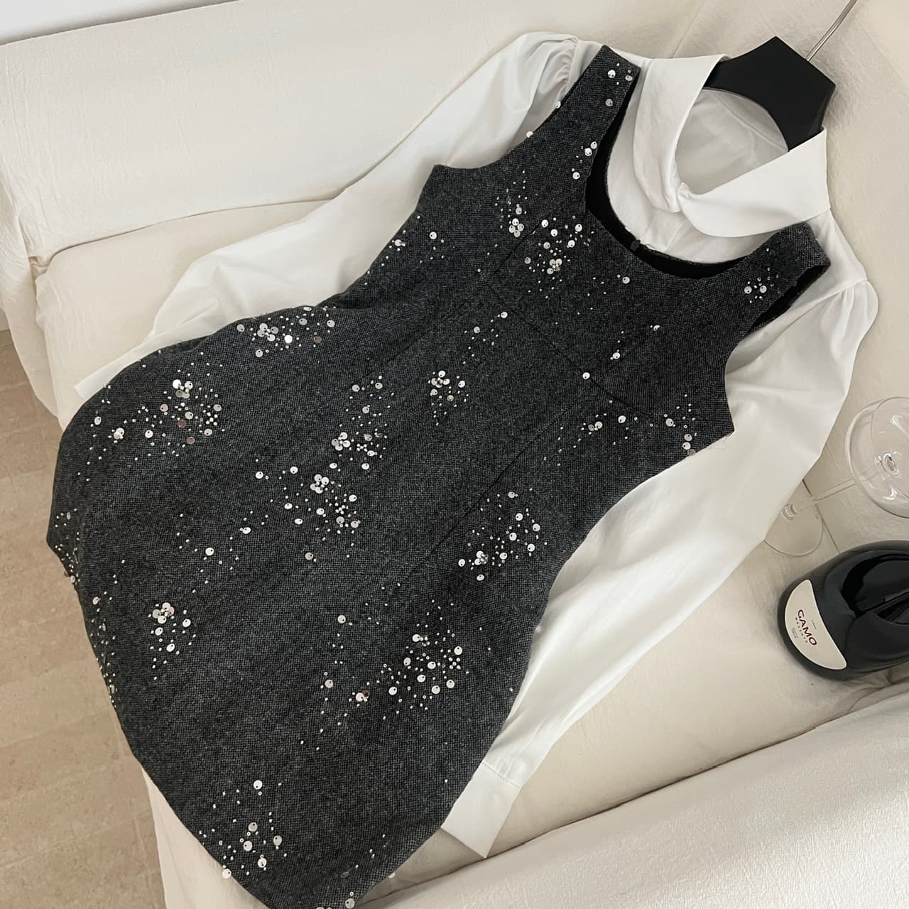 Француски Кукла Јака Бел Блуза & Црн Светкав Елек Фустан color variant